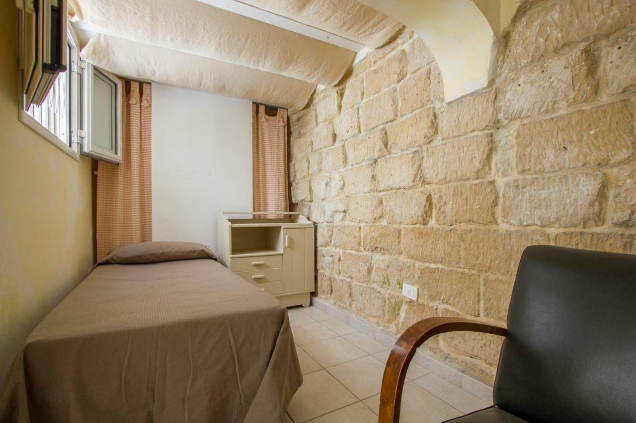 Explore The Historic City On Foot From An Old Town House Lecce Exterior foto