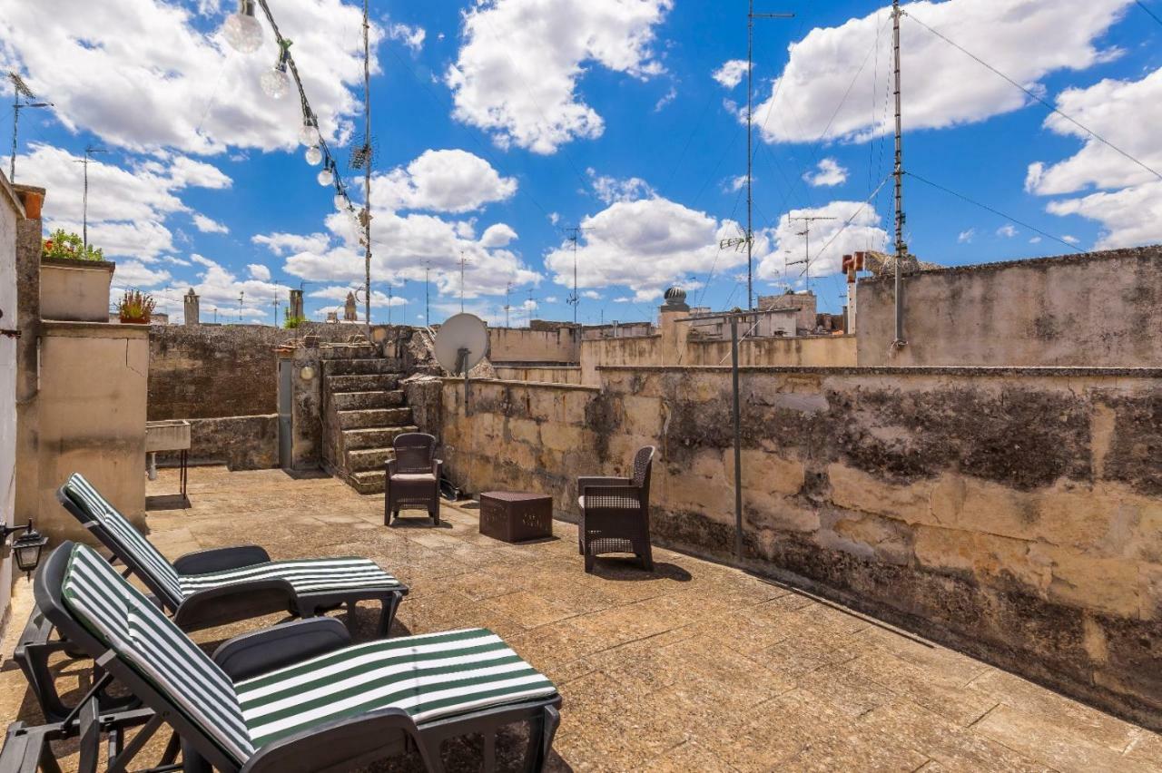 Explore The Historic City On Foot From An Old Town House Lecce Exterior foto